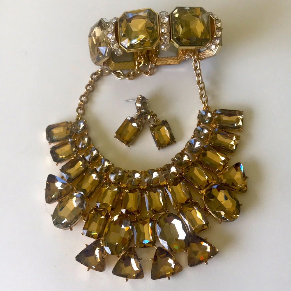 NWOT Fabulous Neckless, Earrings and Bracelet Set